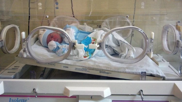 Cami avlusunda bebek bulundu