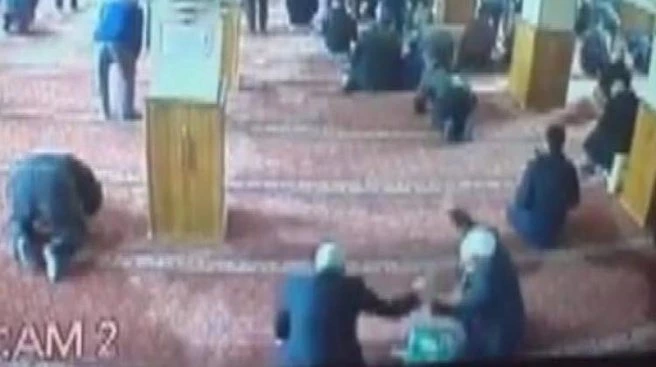Camideki hırsıza cemaatten dayak!