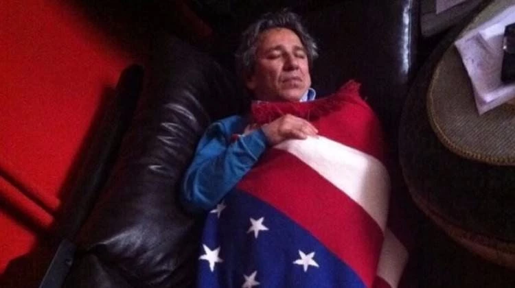 Can Dündar Amerikan bayrağına sarıldı