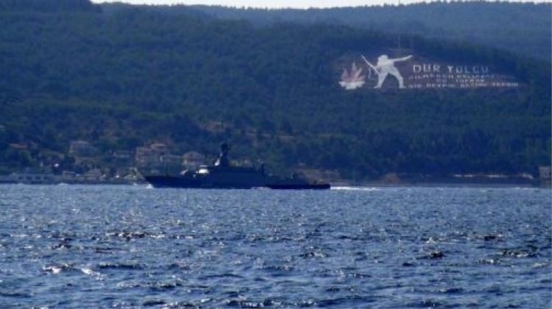 Çanakkale Boğazı'ndan peş peşe geçtiler