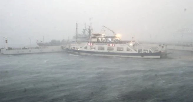 Çanakkale Boğazı`nda ulaşıma fırtına engeli