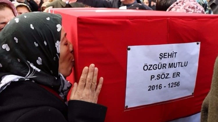 Canım oğlum senin için dik duruyorum