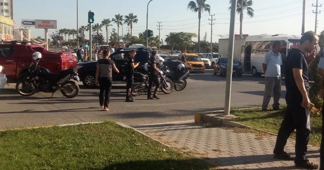 Çarptıkları polisi dövüp silahını aldılar
