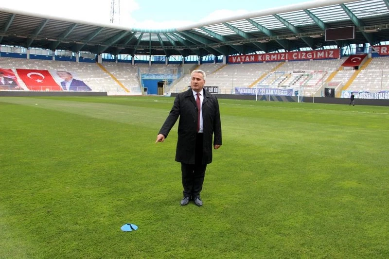 Cenk Tosun`un sakatlandığı nokta yetkililer tarafından incelendi, zemin sorunsuz görüldü