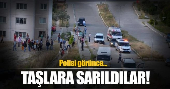 Cezaevi firarisini yakalamaya gelen 2 polise taşlı saldırı