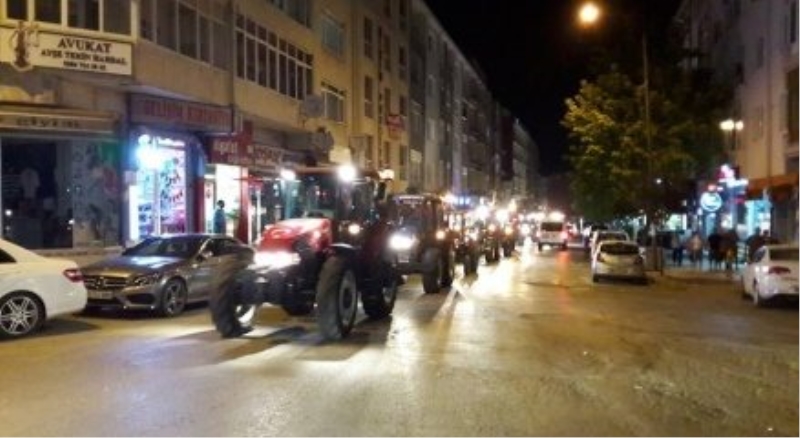 Çiftçiler, traktörleriyle demokrasiye sahip çıktı