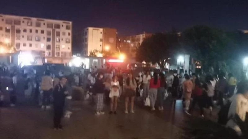 Çin`de 7,3 büyüklüğünde deprem! Yıkılan binalar var