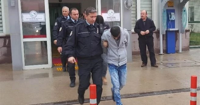 Cinsel istismardan 17.5 yıl ceza alan 3 kişi mahkemede tutuklandı