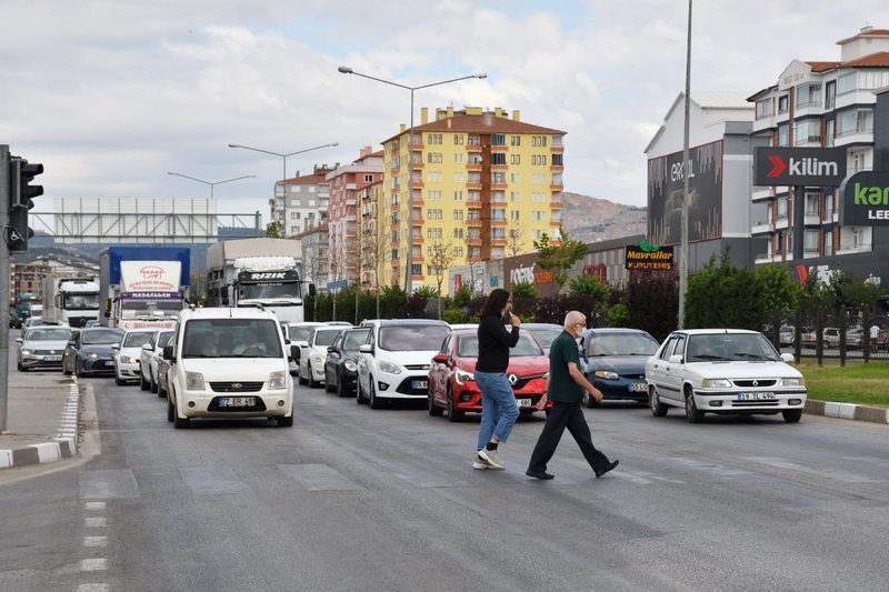 Çorum`da Kurban Bayramı tatili dönüşü dolayısıyla trafik yoğunluğu yaşanıyor