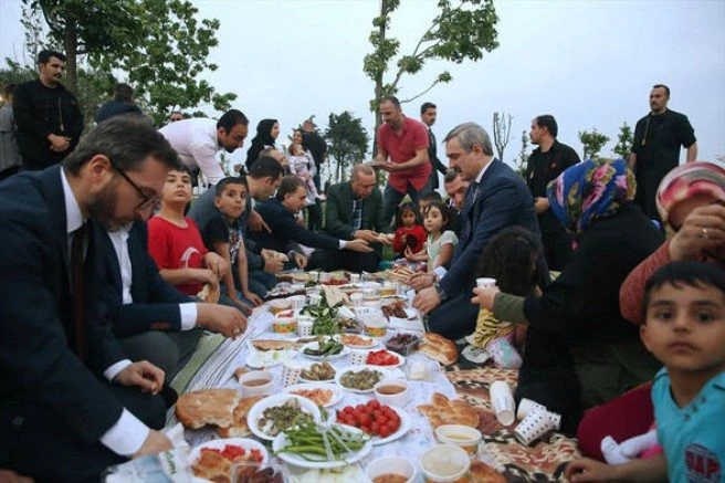 CUMHURBAŞKANI`I İFTAR`DA VATANDAŞLARLA BULUŞTU