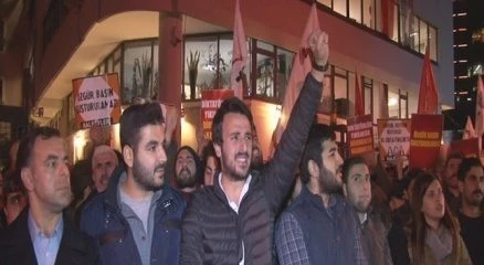 Cumhuriyet gazetesi önündeki bekleyiş sürüyor