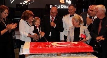Cumhuriyet Pastasını şehit oğlu kesti