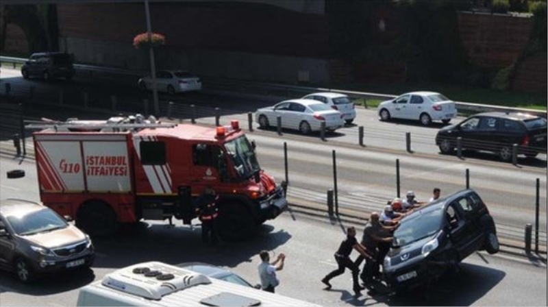 D-100 Karayolu?nda araç bariyerlere çarpıp takla attı