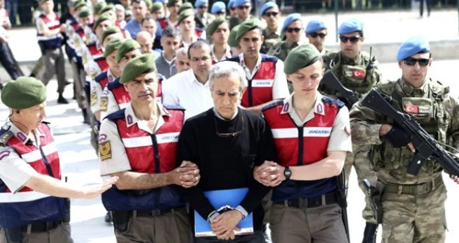 Darbe Davasında Şehit Yakınları ile Sanık Yakınları Arasında Arbede Çıktı