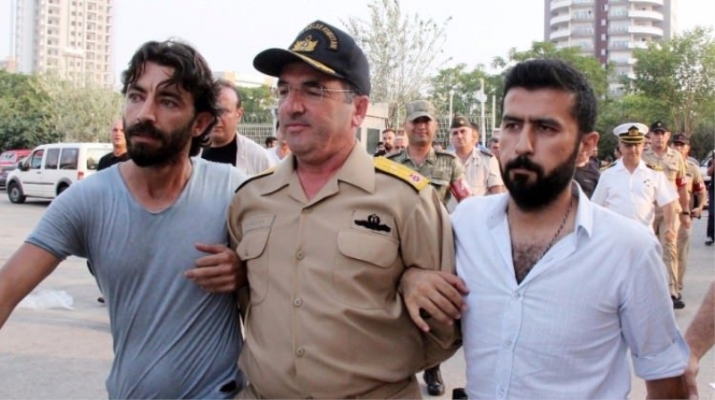 Darbeci amiral, bağış yapmayanları tehdit etmiş