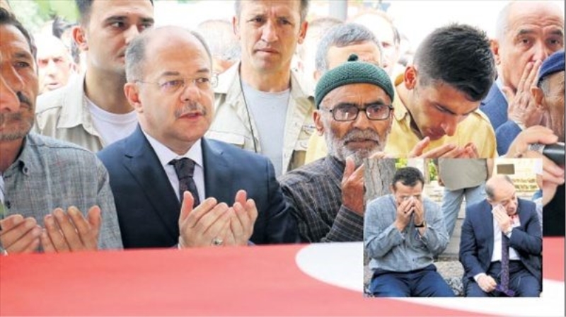 Demokrasi şehidine gözyaşlarıyla veda