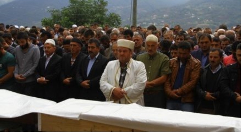 Denizde boğulan 3 kardeş toprağa verildi