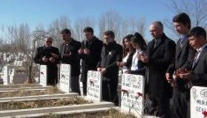 Deprem şehidi öğretmen mezarı başında anıldı