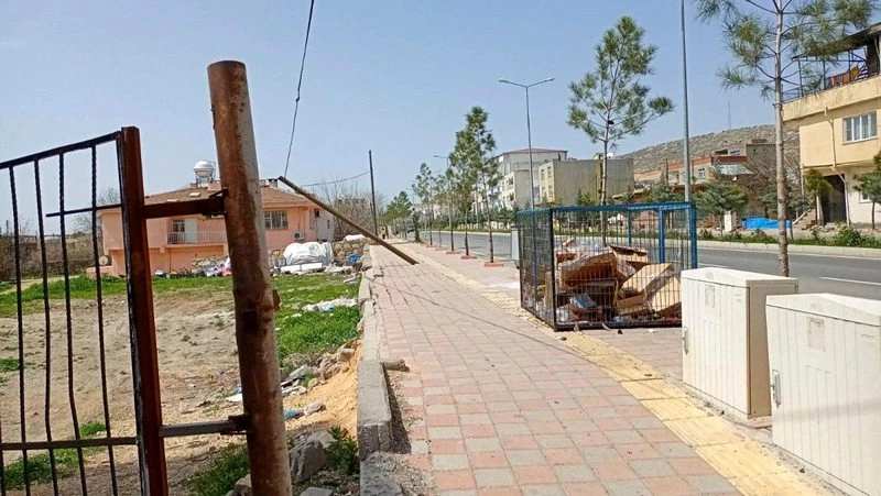 Dicle`de yıkılmak üzere olan direk Kaymakam Yurdagül`ün talimatıyla düzeltildi