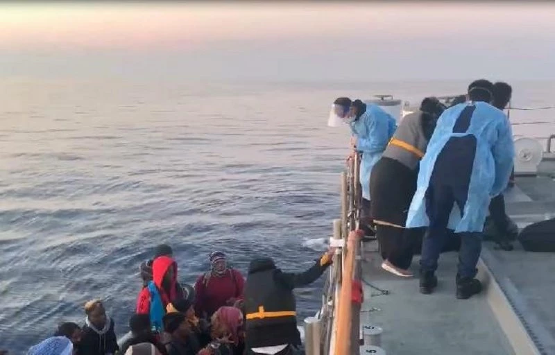 Dikili`de 28 kaçak göçmen kurtarıldı