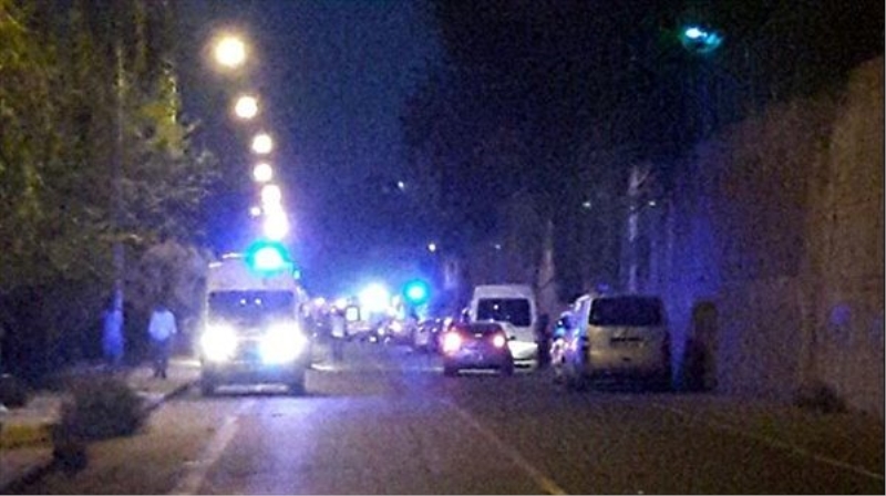 Diyarbakır`da polis servis aracının geçişinde patlama