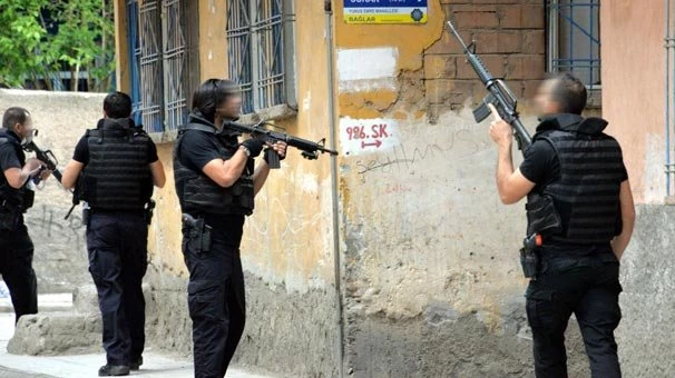 Diyarbakır`da patlama söylentisi üzerine mahalle didik didik arandı