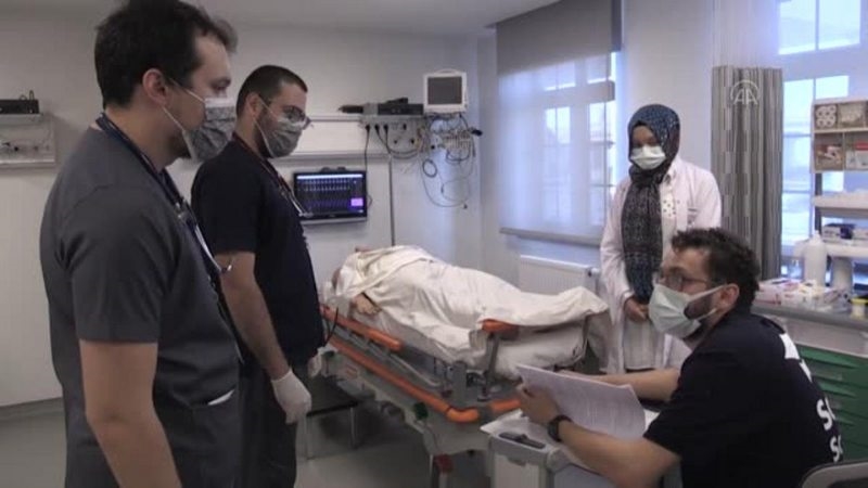 Doktor adayları aldıkları simülasyon eğitimiyle saha koşullarına hazırlanıyor