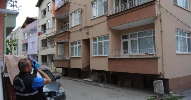 Dolandırıcıya altınlarını kaptırdı