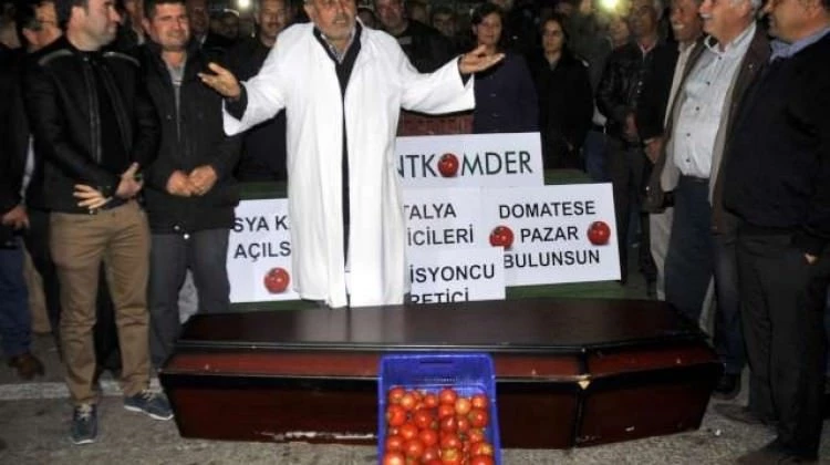Domatesin cenaze namazını kıldılar
