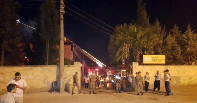 Düğün için havai fişek atıp okulun çatısını yaktılar