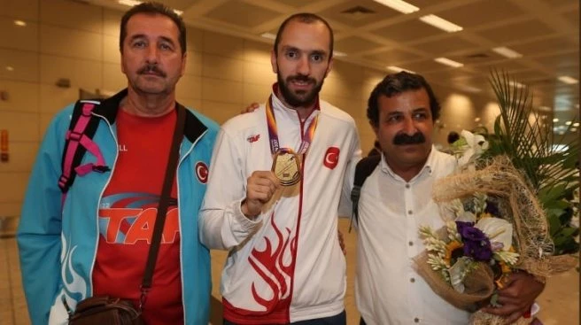 Dünya şampiyonu yurda döndü