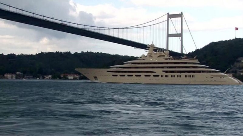 Dünyanın en büyük süper yatlarından biri olan `Dilbar`, İstanbul Boğazı`ndan geçti
