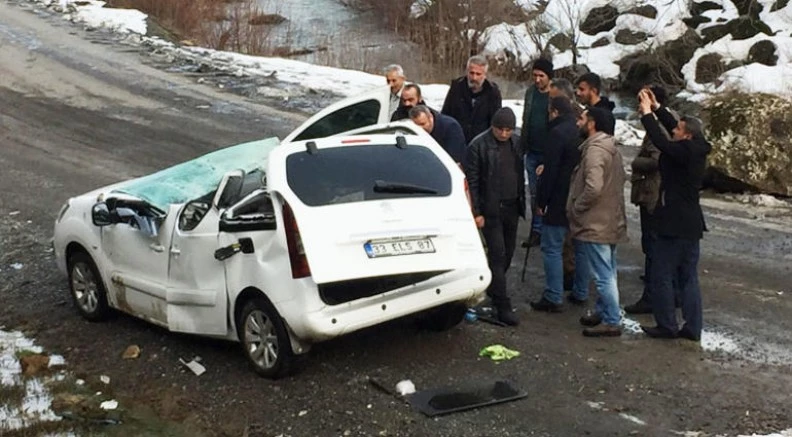 DURAN ARACIN ÜZERİNE TAŞ DÜŞTÜ