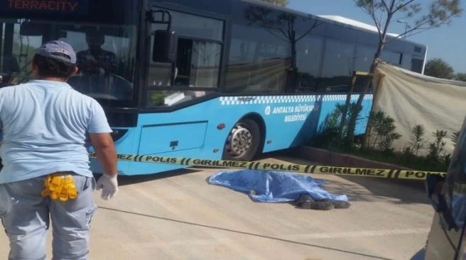 Durdurmak istediği otobüsü sonu oldu!