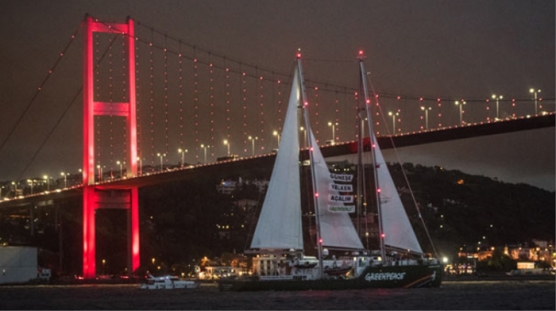 Efsane gemi boğazdan geçti