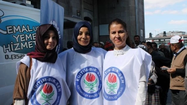 Eğitim Bir Sen Kadın Komisyonu Aşure Dağıttı