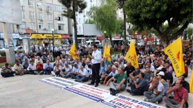Eğitim-Sen, Öğretmenlerin Açığa Alınmasını Oturma Eylemiyle Protesto Etti