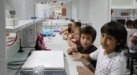 Eğitimsiz anne babanın elinde büyütülmek, ziyan olmak demek