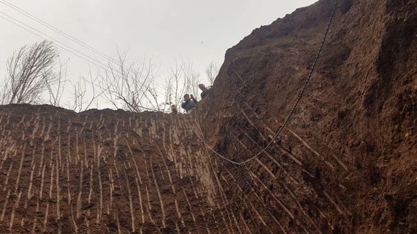 Elazığ`da kaçak kazı yapan 3 defineci yakalandı