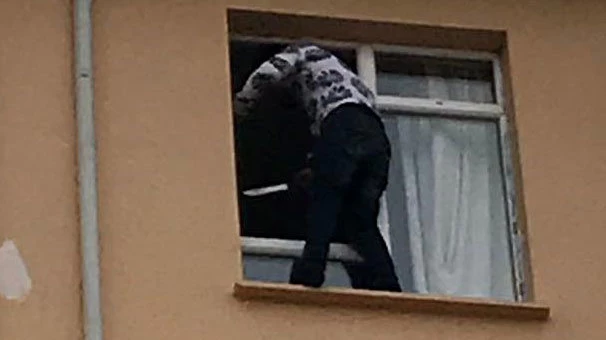 Elinde bıçakla, 4`üncü kat penceresinde intihara kalkıştı