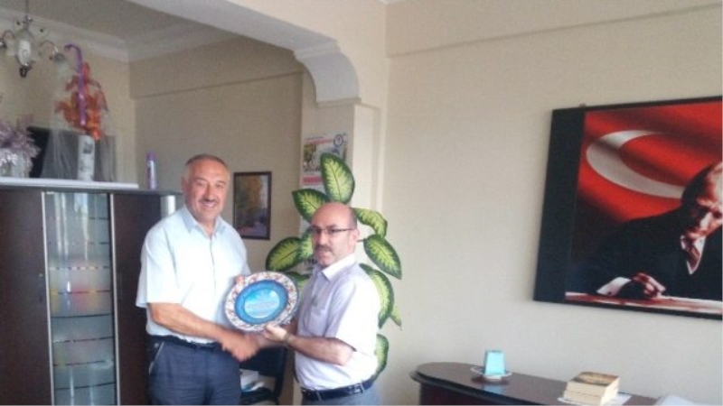 Emekli Olan Halk Eğitim Merkezi Müdürü Özçelik`e Plaket
