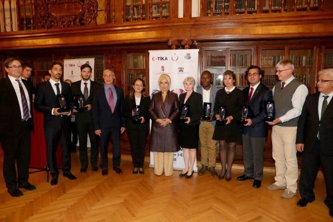Emine Erdoğan?dan Türk, Macar ve Kenyalı doktorlara plaket