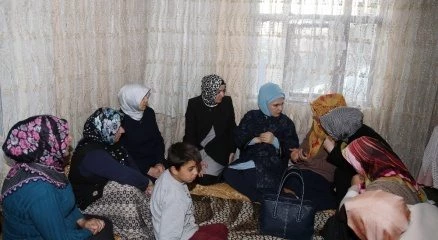 Emine Erdoğan hayatını kaybeden madencilerin aileleriyle görüştü