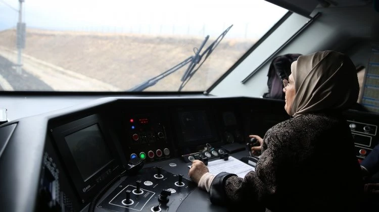 Emine Erdoğan hızlı tren kullandı