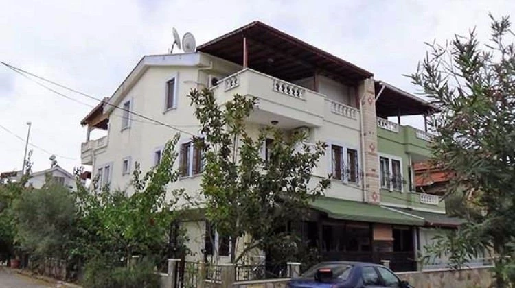 Emlakçıya inandı, kendi evini parayla geri aldı