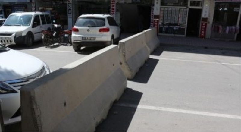 Emniyet müdürlüğüne giden yolları kapatıldı