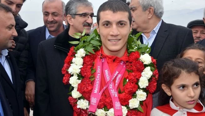 ENGELLİ DÜNYA ŞAMPİYONU BEYTULLAH EROĞLU`NA COŞKULU KARŞILAMA