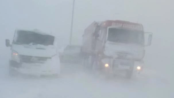 Erciyes`te mahsur kalan 80 araç kurtarıldı