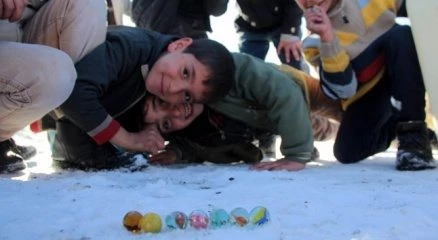Erzurum?da çocukların kızak ve misket keyfi