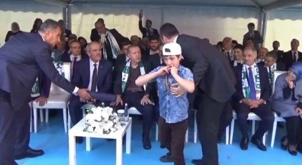 Esat aleyhine slogan attı, Cumhurbaşkanı Erdoğan?a sarıldı